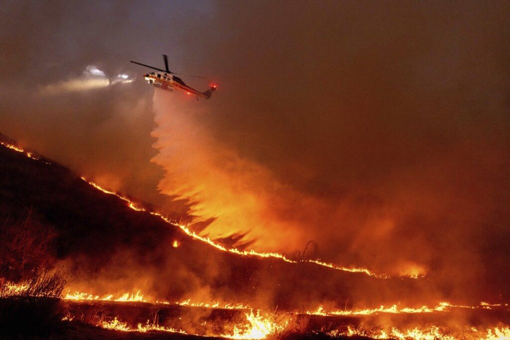 福山芳樹 FIRE BOMBER 2005 ELECTRIC FIRE 2007 Firefighters hope for a break from fierce winds fueling
